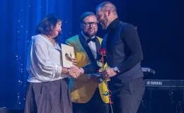 na zdjęciu osoby na scenie