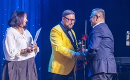 na zdjęciu osoby na scenie