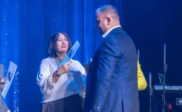 na zdjęciu osoby na scenie