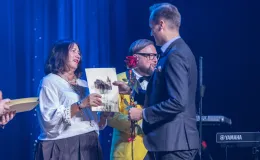 na zdjęciu osoby na scenie