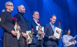 na zdjęciu osoby na scenie