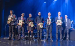 na zdjęciu osoby na scenie