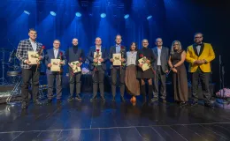 na zdjęciu osoby na scenie