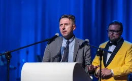 na zdjęciu osoby na scenie