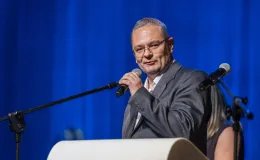 na zdjęciu osoby na scenie