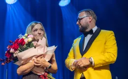 na zdjęciu osoby na scenie