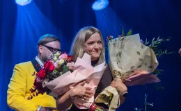 na zdjęciu osoby na scenie