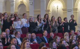 na zdjęciu osoby na scenie