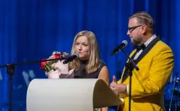 na zdjęciu osoby na scenie