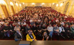 na zdjęciu osoby na scenie