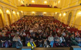 na zdjęciu osoby na scenie