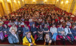 na zdjęciu osoby na scenie