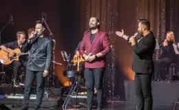 na zdjęciu osoby na scenie