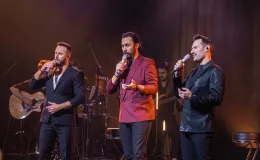 na zdjęciu osoby na scenie