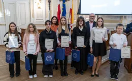 na zdjęciu stypendyści 