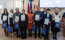 na zdjęciu stypendyści 