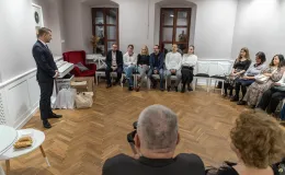 na zdjęciu osoby podczas uroczystości