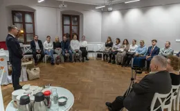 na zdjęciu osoby podczas uroczystości