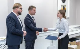 na zdjęciu osoby podczas uroczystości