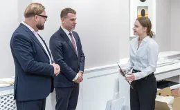 na zdjęciu osoby podczas uroczystości