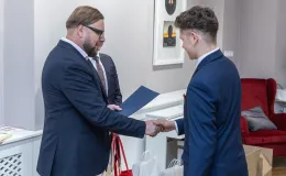 na zdjęciu osoby podczas uroczystości