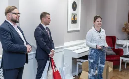 na zdjęciu osoby podczas uroczystości