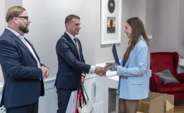 na zdjęciu osoby podczas uroczystości