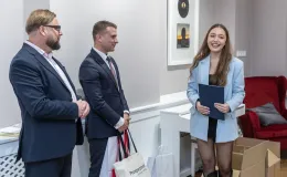 na zdjęciu osoby podczas uroczystości