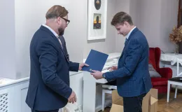 na zdjęciu osoby podczas uroczystości