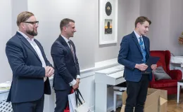 na zdjęciu osoby podczas uroczystości