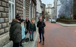 Zdjęcie przedstawiające grupę ludzi na ulicy