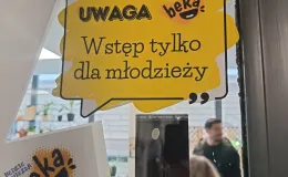 Zdjęcie przedstawiające napis na drzwiach "Uwaga, wstęp tylko dla młodzieży" 