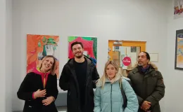 Zdjęcie przedstawiające grupę ludzi w galerii sztuki