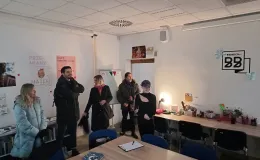 Zdjęcie przedstawiające grupę osób w pomieszczeniu.