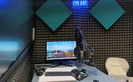 Zdjęcie przedstawiające pomieszczenie do nagrywania dzięku.