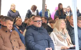 Na zdjęciu uroczystość odsłonięcie muralu oraz otwarcie bieżni lekkoatletycznej w Szkole Podstawowej nr 29 w BB