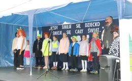 Na zdjęciu uroczystość odsłonięcie muralu oraz otwarcie bieżni lekkoatletycznej w Szkole Podstawowej nr 29 w BB
