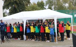 Na zdjęciu uroczystość odsłonięcie muralu oraz otwarcie bieżni lekkoatletycznej w Szkole Podstawowej nr 29 w BB