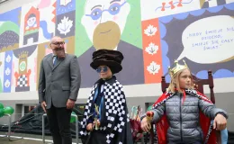 Na zdjęciu uroczystość odsłonięcie muralu oraz otwarcie bieżni lekkoatletycznej w Szkole Podstawowej nr 29 w BB