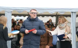 Na zdjęciu uroczystość odsłonięcie muralu oraz otwarcie bieżni lekkoatletycznej w Szkole Podstawowej nr 29 w BB