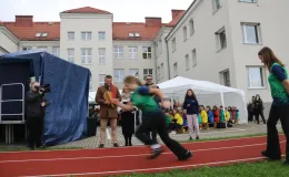 Na zdjęciu uroczystość odsłonięcie muralu oraz otwarcie bieżni lekkoatletycznej w Szkole Podstawowej nr 29 w BB