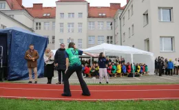 Na zdjęciu uroczystość odsłonięcie muralu oraz otwarcie bieżni lekkoatletycznej w Szkole Podstawowej nr 29 w BB