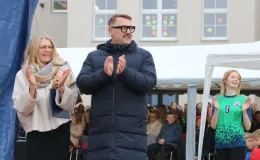 Na zdjęciu uroczystość odsłonięcie muralu oraz otwarcie bieżni lekkoatletycznej w Szkole Podstawowej nr 29 w BB