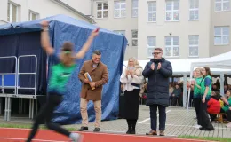 Na zdjęciu uroczystość odsłonięcie muralu oraz otwarcie bieżni lekkoatletycznej w Szkole Podstawowej nr 29 w BB
