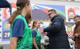 Na zdjęciu uroczystość odsłonięcie muralu oraz otwarcie bieżni lekkoatletycznej w Szkole Podstawowej nr 29 w BB