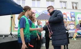 Na zdjęciu uroczystość odsłonięcie muralu oraz otwarcie bieżni lekkoatletycznej w Szkole Podstawowej nr 29 w BB