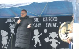 Na zdjęciu uroczystość odsłonięcie muralu oraz otwarcie bieżni lekkoatletycznej w Szkole Podstawowej nr 29 w BB