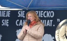 Na zdjęciu uroczystość odsłonięcie muralu oraz otwarcie bieżni lekkoatletycznej w Szkole Podstawowej nr 29 w BB