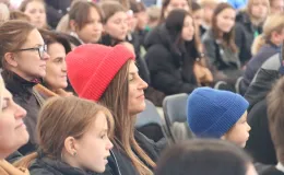 Na zdjęciu uroczystość odsłonięcie muralu oraz otwarcie bieżni lekkoatletycznej w Szkole Podstawowej nr 29 w BB