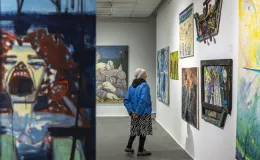 Wernisaż wystawy - osoby oglądające obrazy